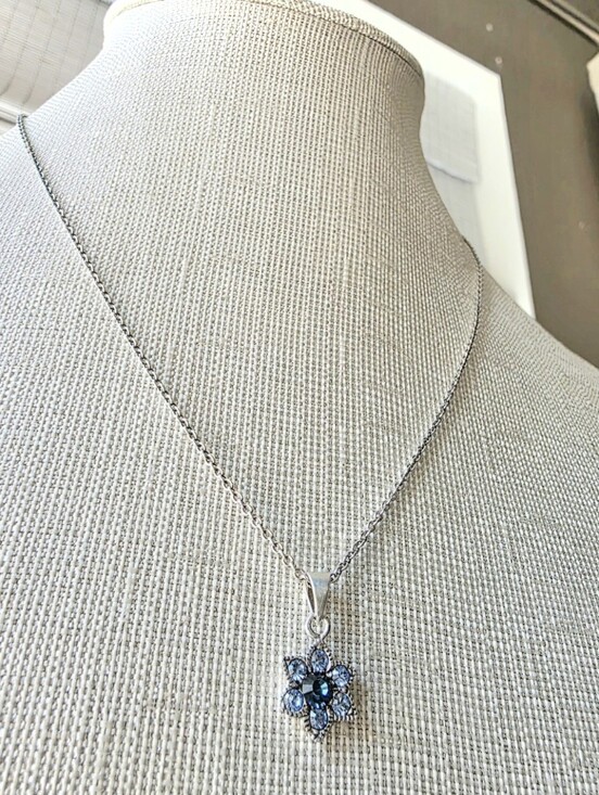 Jewelry - 925 delicate, vintage-inspired flower cluster 16" pendant necklace